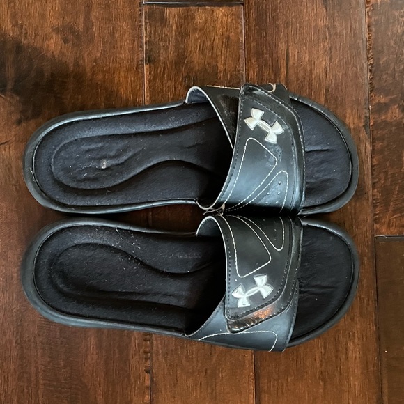 Under Armour Size 7 Slip on slides Black and White - Picture 1 of 3